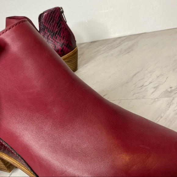 New! Vince Camuto Abrinna Red Snake Print Leather Bootie 7 1/2W - Picture 7 of 16